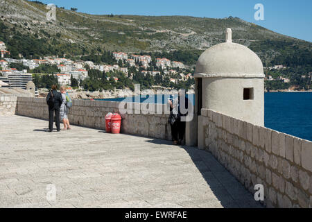 Posto di guardia sulla città vecchia parete, Dubrovnik, Croazia Foto Stock
