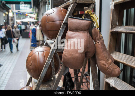 Di seconda mano utilizzate il riciclaggio vintage, retrò, merci,pugilato,guanti,al mercato delle pulci,San-Ouen de Clignancourt, Parigi,Francia.Francese antico merci,produzione,antiquariato Foto Stock