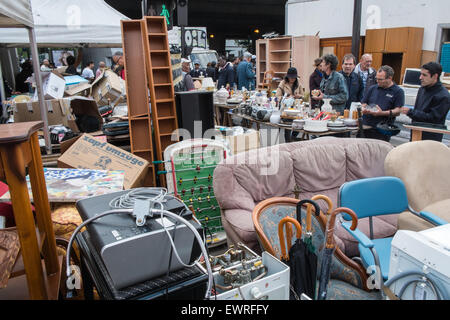 Di seconda mano utilizzate il riciclaggio vintage merci al mercato delle pulci,San-Ouen de Clignancourt, Parigi, Francia. Foto Stock