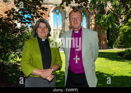 Pozzetti, Somerset. Il 30 giugno, 2015. È stato annunciato che la venerabile Ruth Worsley è diventata la prima donna Vescovo di Taunton. Visto qui con il pulsante destro del Reverendo Pietro Hancock, Vescovo di Bath e Wells, presso il Palazzo del Vescovo, pozzi, nella cui diocesi essa servirà. Copyright Jon Ryan/Alamy Live News Foto Stock