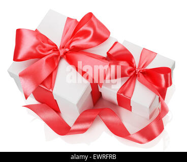 Due caselle bianche legato red ribbon bow isolato su uno sfondo bianco. Foto Stock