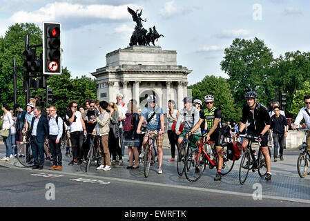 " Commuter " per i ciclisti e i pedoni in attesa di Cross Road, Hyde Park Corner, Londra, Inghilterra Gran Bretagna, Regno Unito Foto Stock