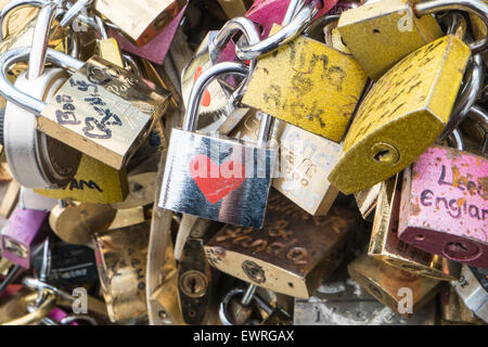 Amore i lucchetti sul Pont de L'Archeveche,l Arcivescovo Bridge.Foto pochi giorni prima città lucchetti rimossi dal Pont des Artes,Parigi. Foto Stock