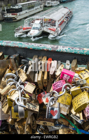 Amore i lucchetti sul Pont de L'Archeveche,l Arcivescovo Bridge.Foto pochi giorni prima città lucchetti rimossi dal Pont des Artes,Parigi. Foto Stock