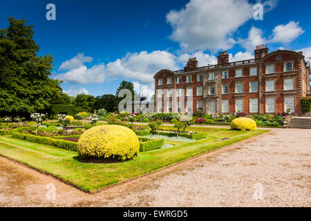 I giardini formali a Weston Park, Weston sotto una lucertola, Shifnal, Shropshire, Inghilterra, Regno Unito Foto Stock