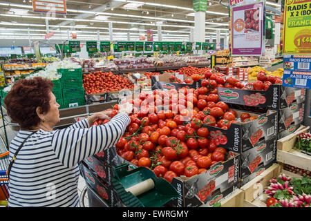 Prodotti per la vendita al grande supermercato in Creteil nella periferia di Parigi, Francia. Foto Stock