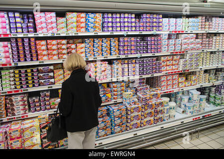 Merci,yogurt,dairy,produrre per la vendita al grande supermercato,corsia, in Creteil, in periferia, di Parigi, Francia.francese, Foto Stock