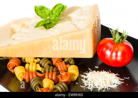 Formaggi, pasta di pomodoro e basilico - materie ingrediente della cucina italiana Foto Stock