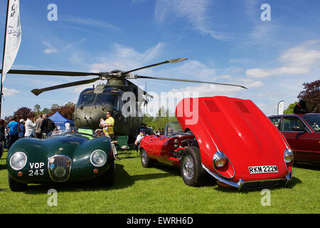 Due classici giaguari e elicottero a un auto show NEL REGNO UNITO. Foto Stock