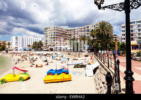 A Santa Eulalia Del Rio Ibiza spagna spagnolo spiaggia del resort hotel promenade costa di sabbia costiera Foto Stock