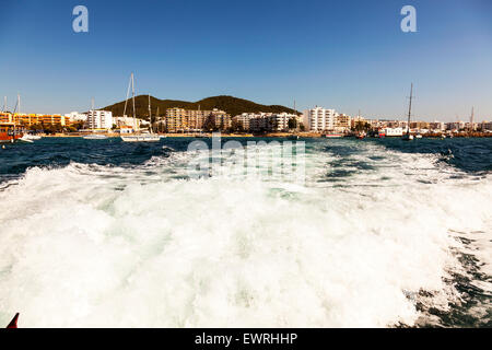 Risveglio da barca nave Santa Eulalia Del Rio Ibiza spagna spagnolo resort in background Foto Stock