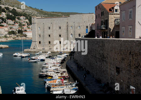 Vecchie mura della città la porta accanto con la st John's fort in background, Dubrovnik, Croazia Foto Stock