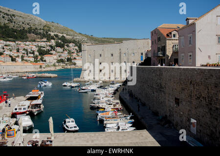 Vecchie mura della città la porta accanto con la st John's fort in background, Dubrovnik, Croazia Foto Stock