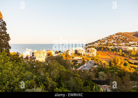 A Santa Eulalia Del Rio Ibiza spagna spagnolo resort vista scena vista mare Foto Stock