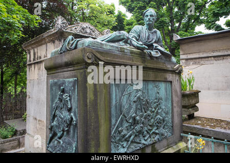 Tomba del pittore Gericault, sopra il suo capolavoro "La zattera di Medusa di', nel cimitero di Pere Lachaise di Parigi, Francia. Foto Stock