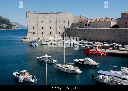 Porto vecchio della città con la st John's fort in background, Dubrovnik, Croazia Foto Stock