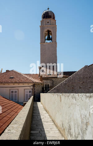 La torre dell orologio e la parete nella città vecchia, Dubrovnik, Croazia Foto Stock