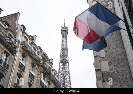 La riflessione della parete in vetro presso il Museo Quai Branly con specchio due Torre Eiffel. Parigi, Francia. Foto Stock