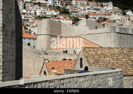 I turisti a piedi la città vecchia parete, Dubrovnik, Croazia Foto Stock