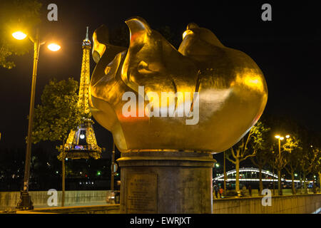 Fiamma Liberty di commemorazione della resistenza francese non ufficiale anche memoriale alla Principessa Diana. Place de l Alma, Parigi Francia Foto Stock