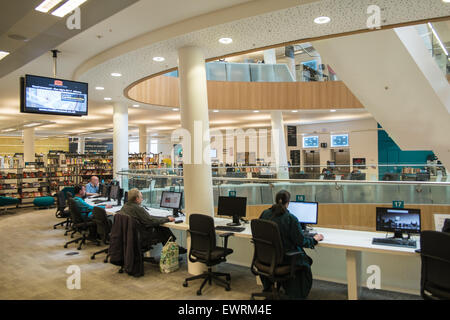 Gli studenti di computer presso la pluripremiata libreria centrale,Liverpool Foto Stock