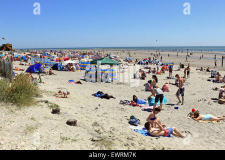 West Wittering Beach, West Sussex, Regno Unito. Il 30 giugno, 2015. Il giorno più caldo dell'anno finora raggiunto temperature di 26 gradi sulla costa sud di West Wittering. Migliaia di adoratori del sole prendere per la spiaggia di sabbia con una leggera brezza e infinite blues skies facendo un giorno perfetto. Credito: Julia Gavin UK/Alamy Live News Foto Stock