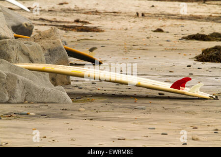 Tavola da surf poggiando su rocce di swami beach a san Diego in California Foto Stock