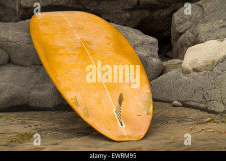 Tavola da surf poggiando su rocce di swami beach a san Diego in California Foto Stock