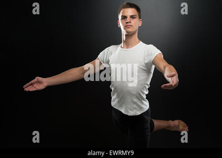 Bel maschio Ballerina su sfondo nero Foto Stock