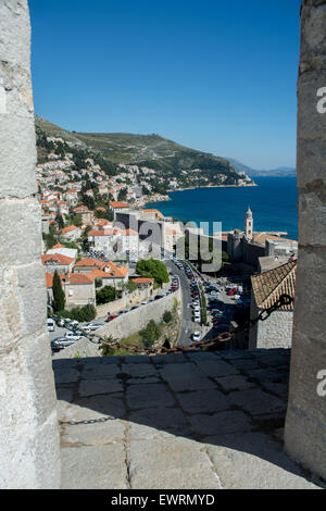 Vista dalle mura antiche della città guardando ad est,Dubrovnik, Croazia Foto Stock