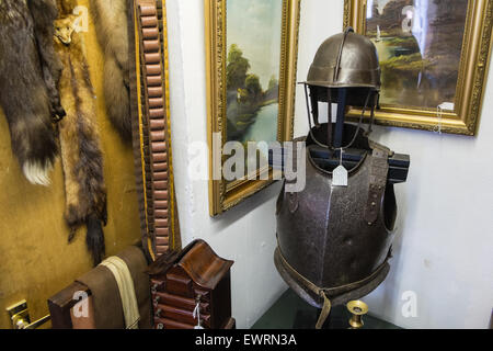 Al negozio di antiquariato nel centro di Machynlleth,Powys,Wales, Foto Stock