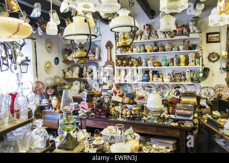 Al negozio di antiquariato nel centro di Machynlleth,Powys,Wales, Foto Stock