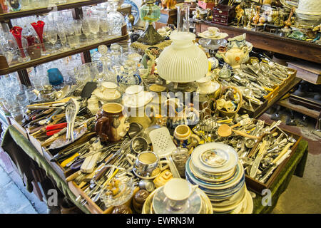 Al negozio di antiquariato nel centro di Machynlleth,Powys,Galles,Welsh,pile,di, posate, junk,a,essere,ordinati, Foto Stock