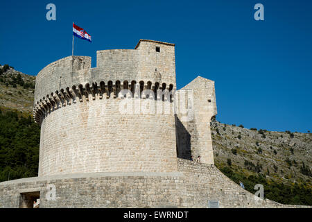 Torre minceta con bandiera croata,mura della città vecchia,Dubrovnik, Croazia Foto Stock