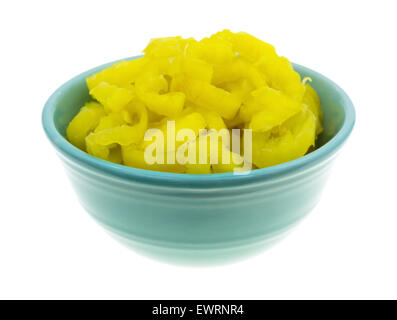 Un piccolo verde ciotola riempita con taglio ondulata banana peperoni isolato su uno sfondo bianco. Foto Stock