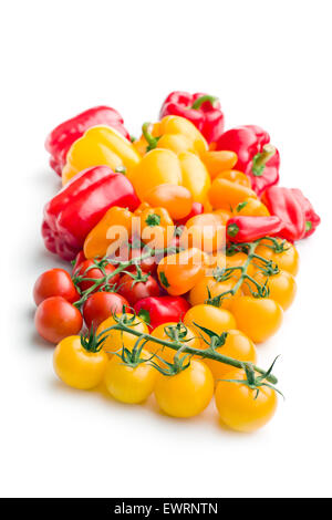 Peperoni e pomodori su sfondo bianco Foto Stock
