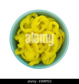 Vista dall'alto di un piccolo verde ciotola riempita con taglio ondulata banana peperoni isolato su uno sfondo bianco. Foto Stock