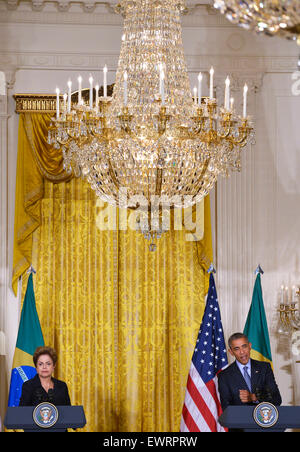 Washington, DC, Stati Uniti d'America. Il 30 giugno, 2015. Stati Uniti Il presidente Barack Obama(R) tiene una conferenza stampa congiunta con il Presidente brasiliano Dilma Rousseff dopo il loro incontro in Oriente stanza presso la Casa Bianca di Washington, DC, Stati Uniti, 30 giugno 2015. Il Presidente brasiliano Dilma Rousseff la visita negli Stati Uniti "Marchi un altro passo in una nuova e più ambiziosa capitolo" nelle relazioni tra i due paesi, U.S. Il presidente Barack Obama ha detto martedì. © Yin Bogu/Xinhua/Alamy Live News Foto Stock