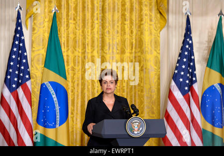 Washington, DC, Stati Uniti d'America. Il 30 giugno, 2015. Il Presidente brasiliano Dilma Rousseff parla ad una conferenza stampa congiunta con gli Stati Uniti Il presidente Barack Obama (non in foto) dopo il loro incontro in Oriente stanza presso la Casa Bianca di Washington, DC, Stati Uniti, 30 giugno 2015. Il Presidente brasiliano Dilma Rousseff la visita negli Stati Uniti "Marchi un altro passo in una nuova e più ambiziosa capitolo" nelle relazioni tra i due paesi, U.S. Il presidente Barack Obama ha detto martedì. © Yin Bogu/Xinhua/Alamy Live News Foto Stock