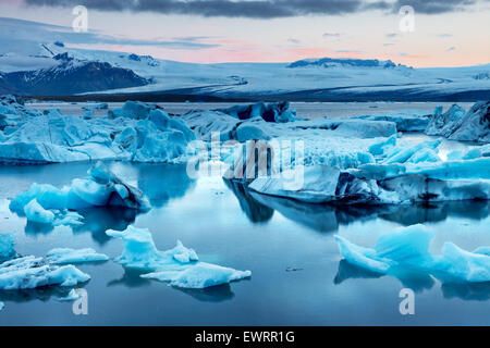Il Jokulsarlon laguna glaciale in Islanda durante una luminosa notte estiva Foto Stock