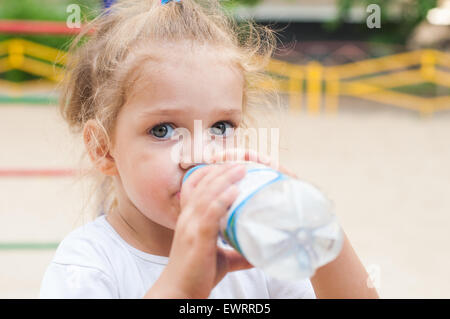 Bimba di 2 anni con il biberon Foto stock - Alamy