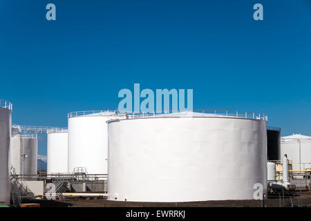 Bianco i serbatoi di stoccaggio di fronte a un cielo blu Foto Stock