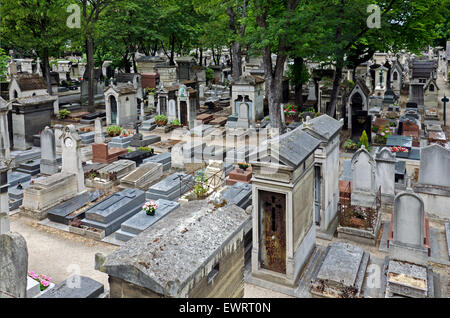 Vista del cimitero di Montmartre nel XVIII arrondissement di Parigi, Francia. Foto Stock