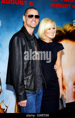 Jenny McCarthy e Jim Carrey presso il Los Angeles premiere di 'Pineapple Express' Foto Stock