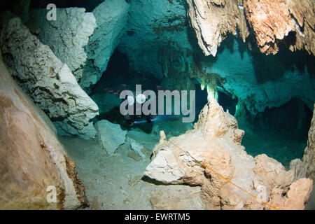 Grotta immersioni nei cenote Dos Ojos, in Messico Foto Stock