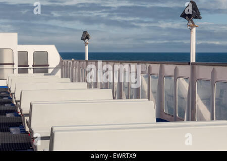 Posti a sedere vuoti per i passeggeri sul traghetto. Foto Stock