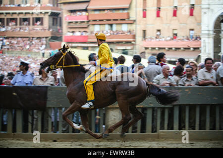 Siena è divisa in 17 distretti, noto come Contrade ed essi, dieci dei distretti in corrispondenza di un tempo, battaglia in due volte l'anno, Lug Foto Stock