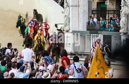 Siena è divisa in 17 contrade quartiere distretti e quartieri sono chiaramente definiti. I balconi e si erge un Foto Stock