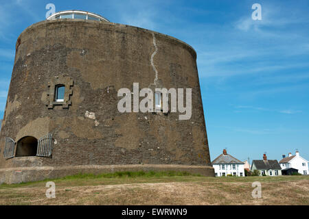 Residential Martello Tower, strada di ciottoli, Suffolk, Regno Unito. Foto Stock