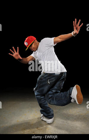 Giovane americano africano hip hop ballerino di eseguire su sfondo scuro Foto Stock